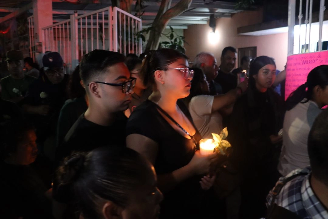 “La Asociación de Periodistas de Coatzacoalcos condena el atentado en Rodríguez Clara y exige justicia por la muerte de la periodista Avisack Douglas, también manifestamos nuestro más enérgico rechazo ante el atentado registrado en dicho municipio, en el que nuestra compañera perdiera la vida”, indicó uno de los manifestantes. Foto

 