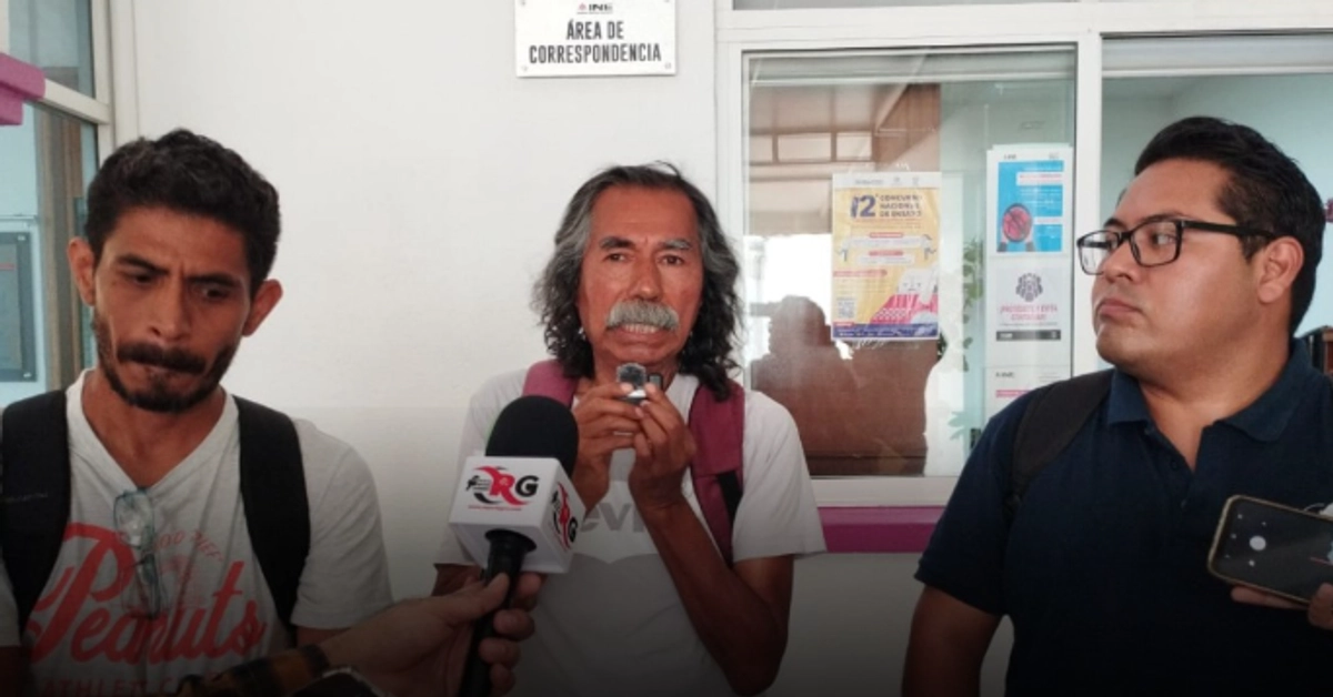 En conferencia de prensa en las instalaciones del INE, los periodistas que hacen El medio independiente El Tlacolol, responsabilizaron a Evelyn Salgado Pineda, y a su papá de lo que les pudiera pasar a ellos. Foto