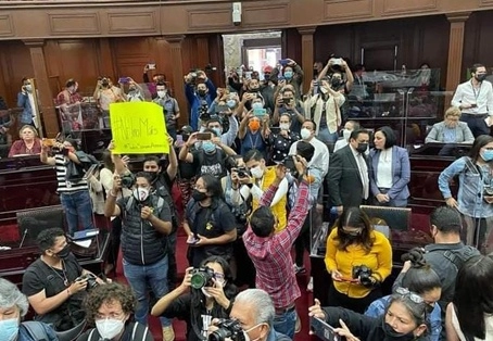 Un grupo de periodistas, acompañado por representantes de colectivos en defensa de derechos humanos, ingresó al Congreso de Michoacán y ocupó la tribuna para condenar el asesinato de su colega Armando Linares, director del portal Monitor Michoacán. Foto ‘La Jornada’