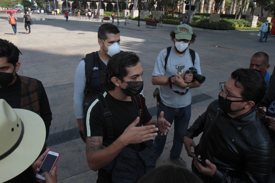 Compañeros del fotorreportero participaron en la manifestación pacífica de este jueves para exigir justicia. Foto Arturo Campos Cedillo