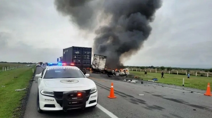La Fiscalía Estatal confirmó que son 27 las personas muertas en el accidente del domingo anterior en la super carretera Tampico-Monterrey. Foto Cuartoscuro