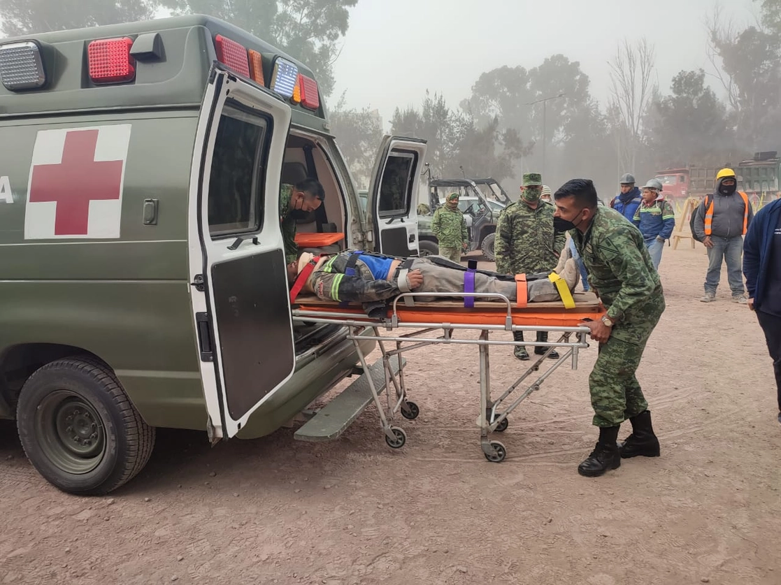 Los lesionados presentaron golpes leves, por lo que fueron trasladados al hospital, donde solamente uno de ellos requirió atención especializada. Foto Sedena