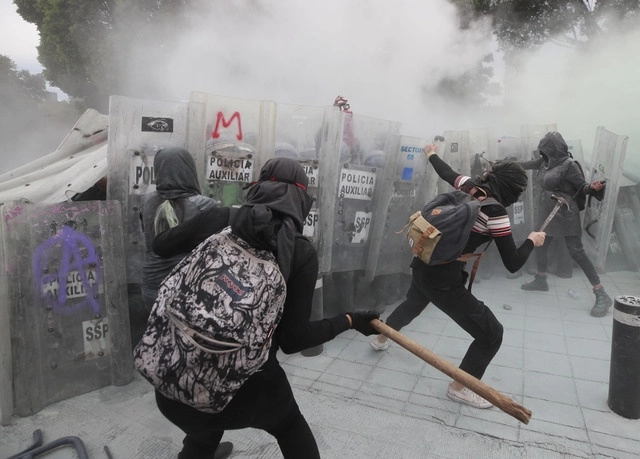 Tras el choque entre manifestantes y policías ayer durante la marcha por el Día de la Mujer, cuatro hombres permanecen detenidos. Foto Alfredo Domínguez