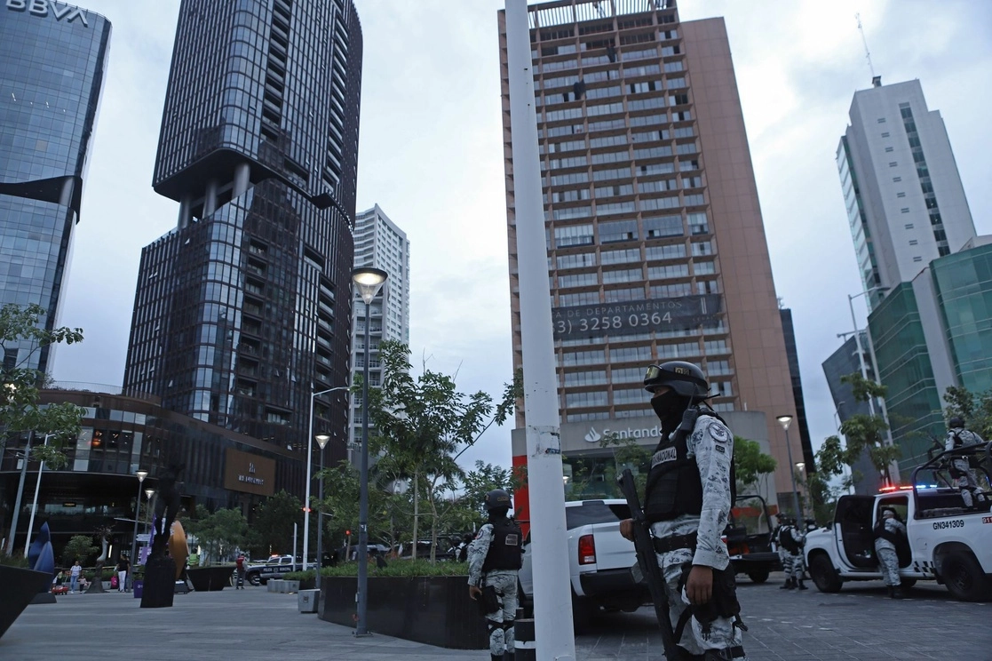 Elementos de seguridad resguardan la zona del centro comercial Antares en Guadalajara. Foto Cuartoscuro