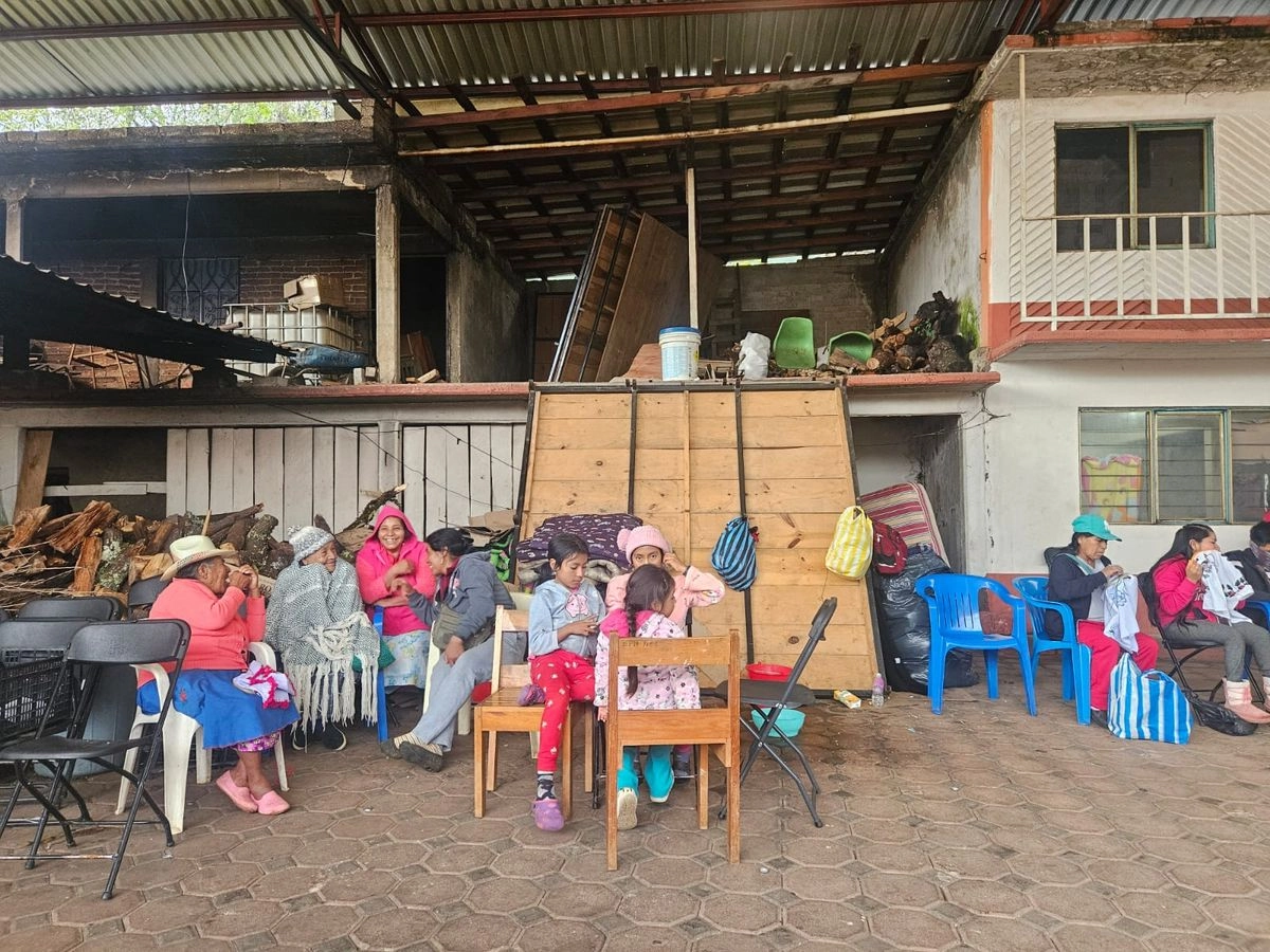 Los 225 habitantes se vieron obligados a abandonar sus hogares luego de que el 18 de agosto habitantes del municipio de Santa María Yolotepec los atacaron, quemando algunas viviendas y vehículos, el gobierno de Oaxaca, encabezado por Salomón Jara Cruz, no ha solucionado este conflicto. Foto