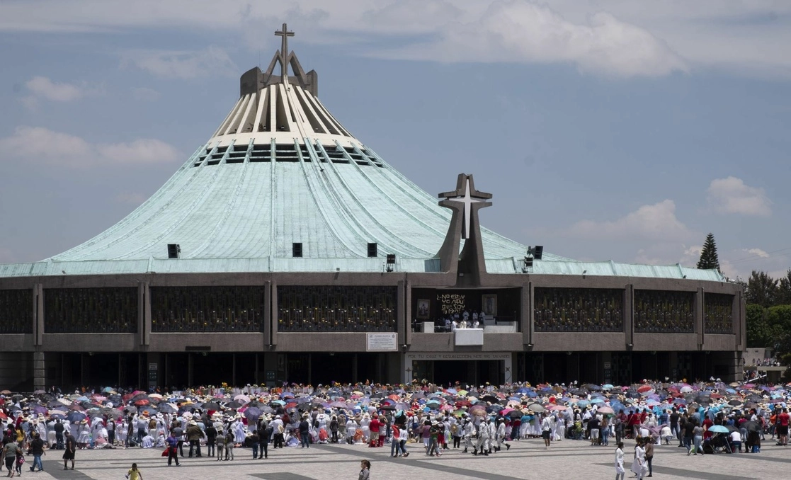 Peregrinos proveniente de diferentes lugares del país en la Basílica de Guadalupe. Foto Cuartoscuro / archivo