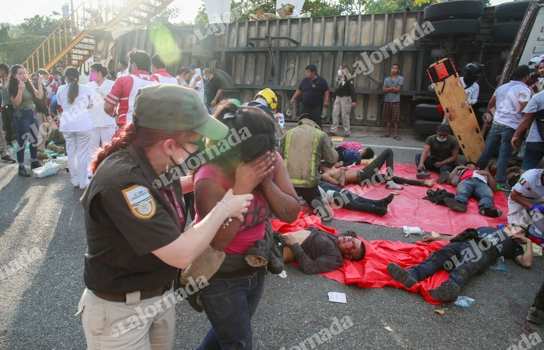 El accidente ocurrido ayer en la carretera Chiapa de Corzo-Tuxtla Gutiérrez dejó 55 migrantes muertos, la mayoría de Guatemala. Foto Víctor Camacho 