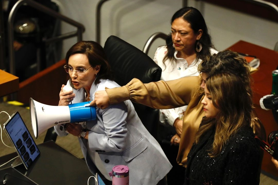 La Comisión Permanente dio entrada hoy a una iniciativa de la presidenta Claudia Sheinbaum, encaminada a agilizar la impartición de justicia y crear la figura de “jueces, sin rostro” para preservar la seguridad y resguardar la identidad de las personas juzgadoras, frente a amenazas de la delincuencia, organizada. Se trata de otra de legislaciones reglamentarias, de la reforma judicial. 


