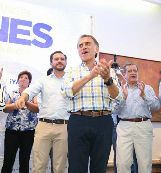 Miguel Ángel Yunes Linares (c) junto con Miguel Ángel Yunes Márquez (izq) en imagen de archivo. Foto tomada de redes sociales