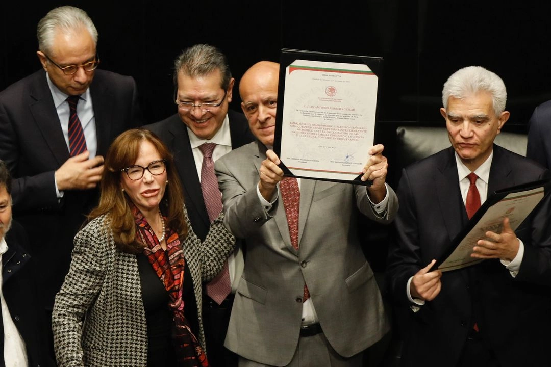 Toma de protesta de cónsules y embajadores durante la sesión permanente en el Senado de la República. Foto 