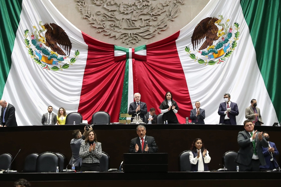 Durante el minuto de aplausos a las fuerzas armadas. Foto: Cámara de Diputados