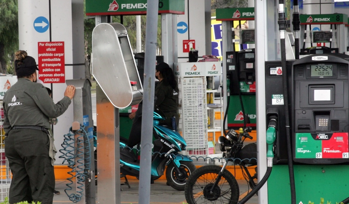 La CRE liberó permisos para estaciones de servicio que se terminaron de construir hace cuatro años, dijo el aún líder de la AMPES, Andrés Gutiérrez. Foto Roberto García / Archivo