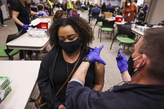 Durante la aplicación de la vacuna contra el coronavirus del laboratorio Johnson & Johnson en Colorado, EU. Foto Afp 