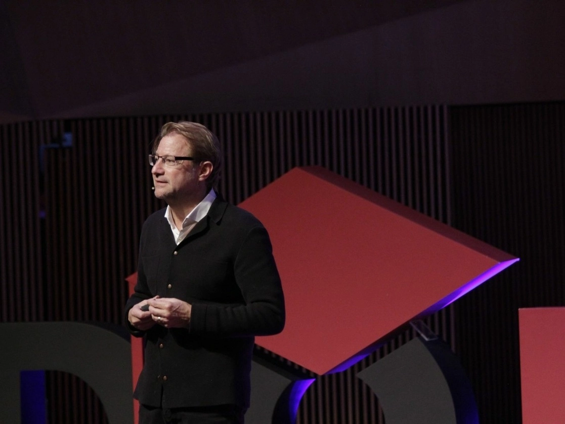 Andrés Roemer durante una conferencia. Foto tomada del Facebook de @RoemerAndres / Archivo