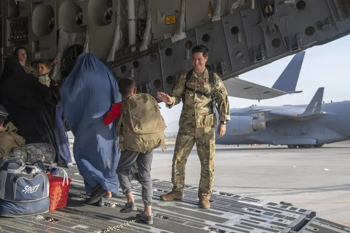 Durante la evacuación organizada por Estados Unidos en el aeropuerto de Kabul, el 24 de agosto de 2021. Foto Fuerza Aérea de EU vía Ap