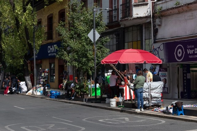 El gobierno de la Ciudad de México autorizó que los comerciantes ambulantes se establezcan en calles peatonales del oriente del Centro Histórico de miércoles a sábado. Foto Pablo Ramos