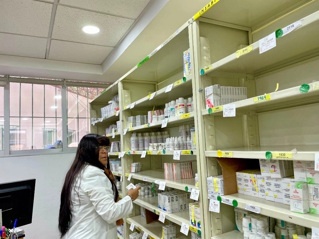Abasto de medicamentos en el sector salud. Foto Roberto García Ortiz/ Archivo