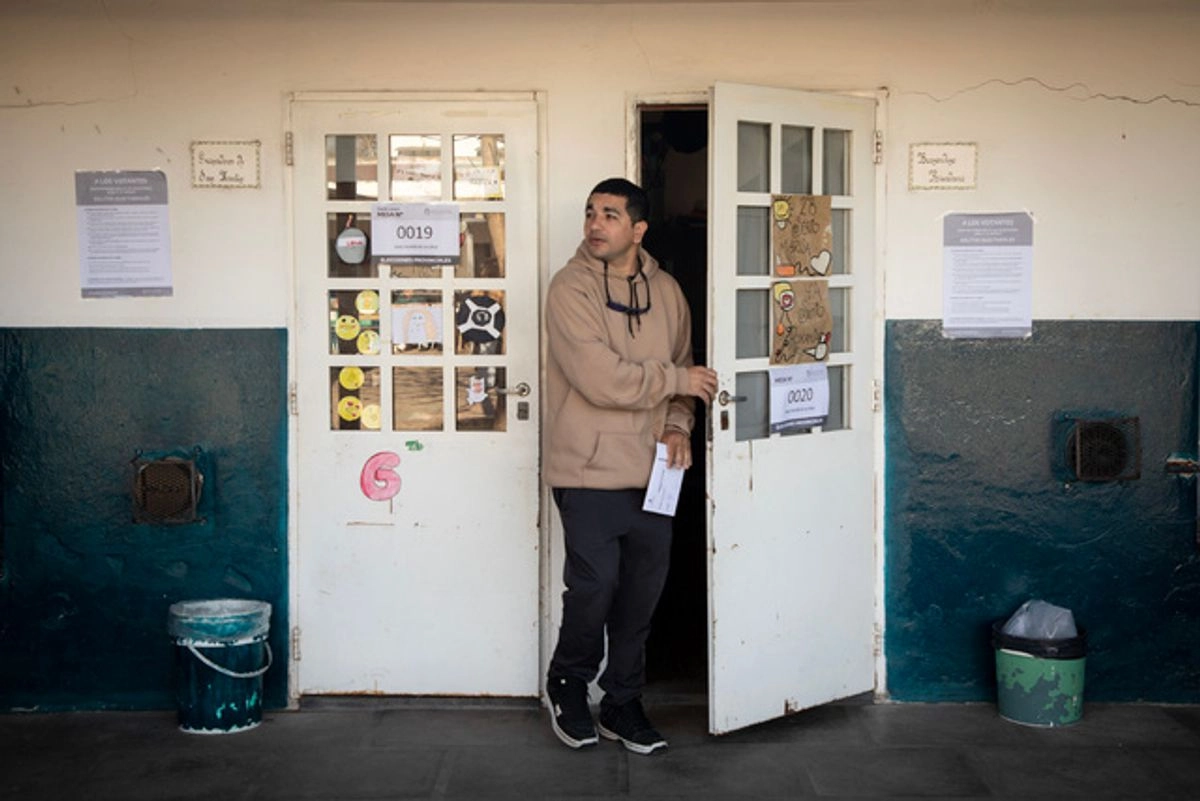 Con más del 80% de votos computados en las elecciones legislativas de Argentina, El gobernador de centroizquierda, Axel Kicillof lleva una ventaja con una 46.8 de preferencias. Foto 