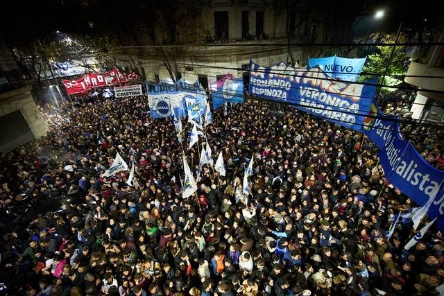 Una multitud se concentró el barrio popular de Constitución para manifestar su apoyo a la ex presidenta  Cristina Fernández de Kirchner, luego de la condena que recibió por fraude al Estado. Foto 