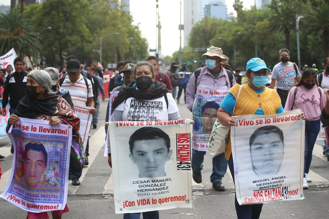 Marcha en CDMX en honor de los 43 normalistas de Ayotzinapa desaparecidos en 2014. Foto Luis Castillo / Archivo