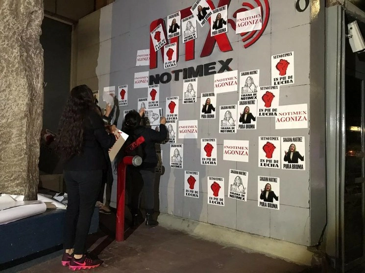 La decisión de la STPS de no intervernir agrava el conflicto, ya que los integrantes del Sutnotimex impiden la entrada y salida de personal a la agencia. Foto Marco Peláez