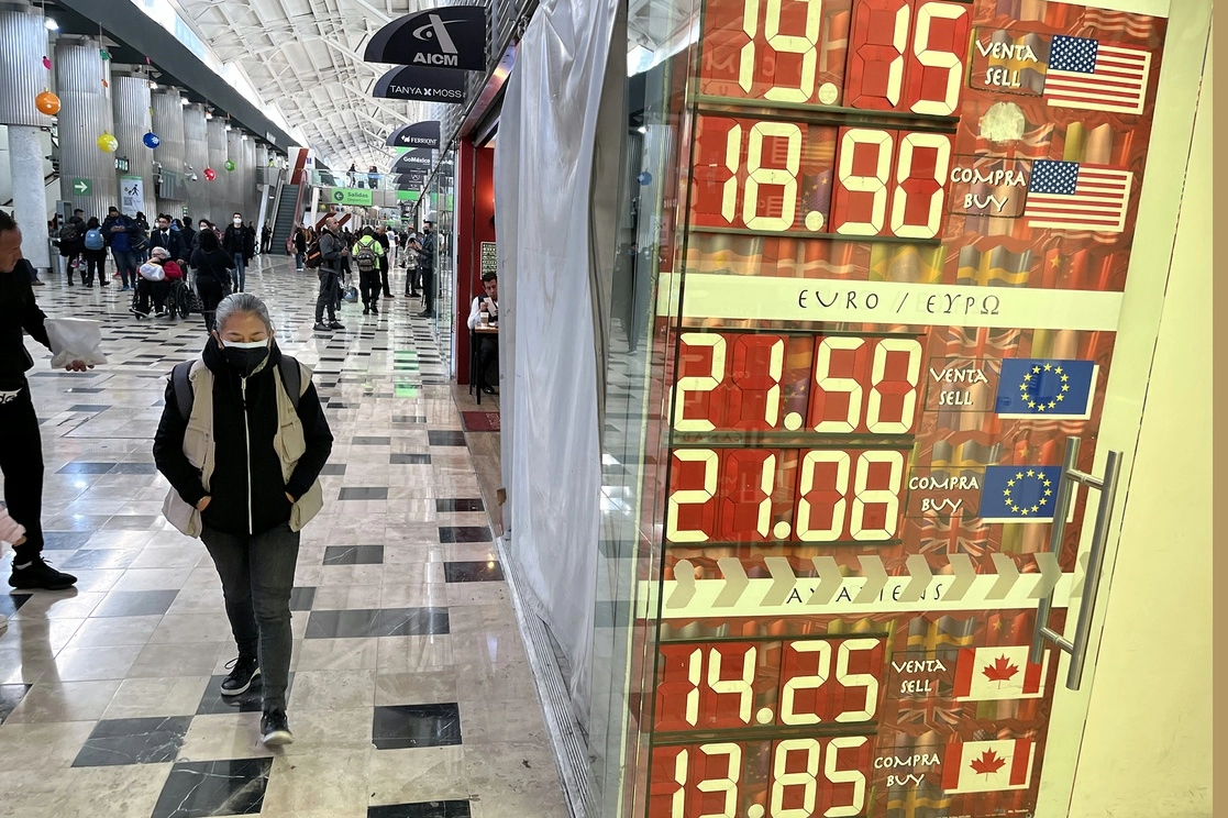 Cotización del dólar en una casa de cambio de la Ciudad de México, el 16 de diciembre de 2022. Foto José Antonio López