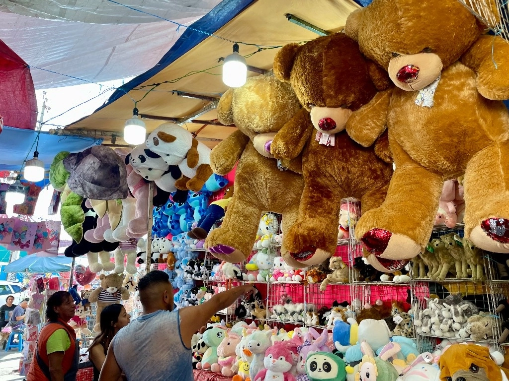 Compras en el mercado de Jamaica, en febrero de 2024. Foto Roberto García Ortiz
