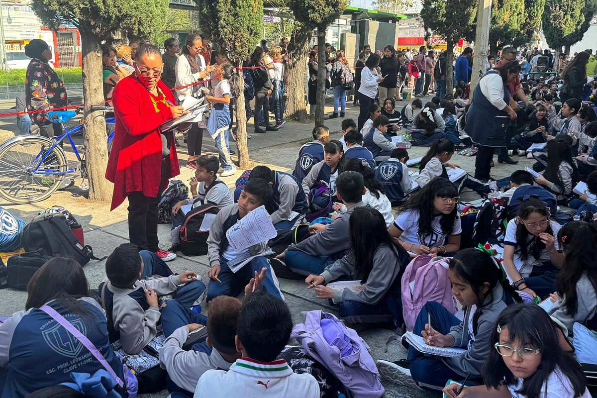 Una maestra de primaria imparte su clase afuera de la escuela Leonardo Bravo debido a un retraso con la prórroga de su contrato para el ciclo escolar 2025-2026, el 24 de septiembre de 2025. Foto 

