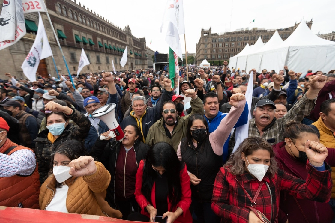 Protesta de trabajadores del Sindicato Mexicano de Electricistas en el Zócalo capitalino. Foto Pablo Ramos / Archivo