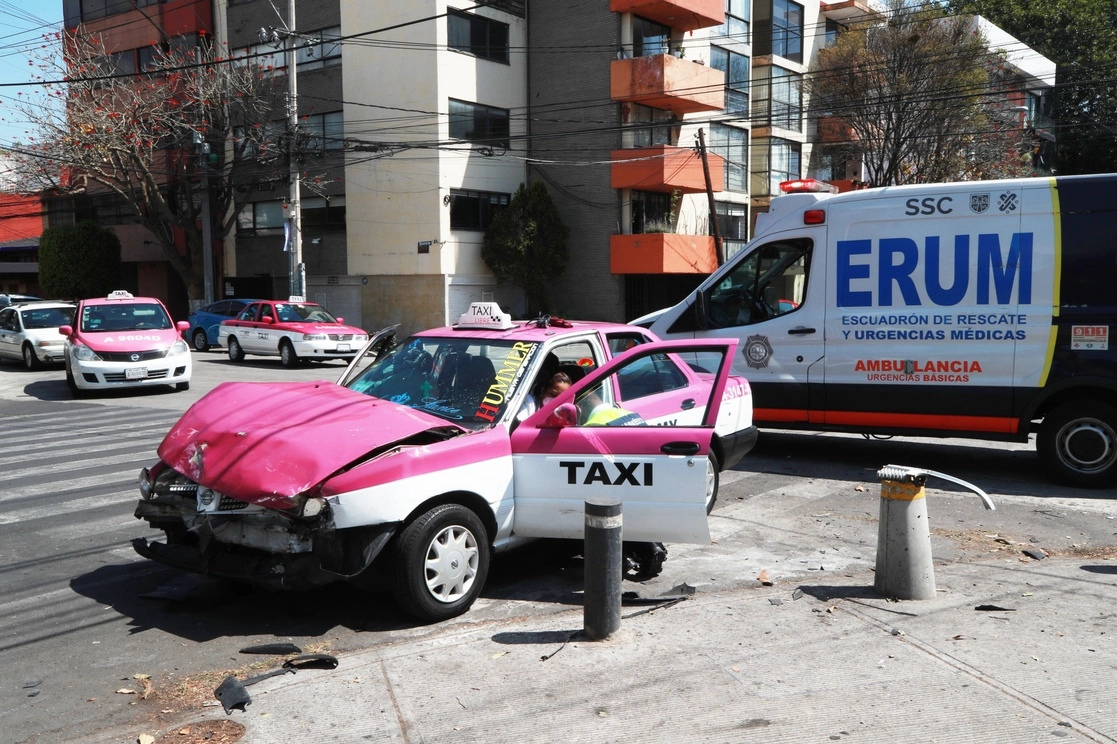 La OMS deja en claro que en América Latina se ha dado preferencia a los automovilista en vez de a peatones y ciclistas. Foto Alfredo Domínguez / Archivo
