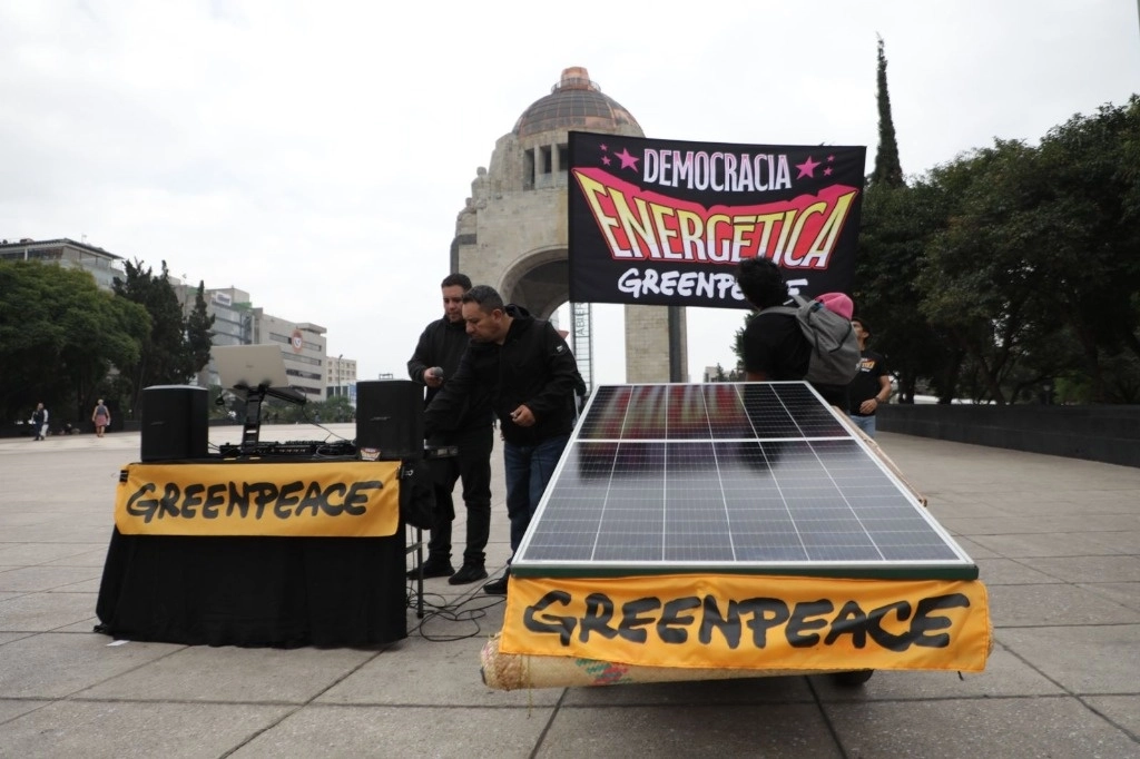 Integrantes de Greenpeace México presenta su "Estrategia Nacional de Democracia Energética: ¿Se puede combatir la pobreza energética en México sin recurrir a la industria extractiva fósil?”, en la explanada del Monumento a la Revolución. Foto Jair Cabrera