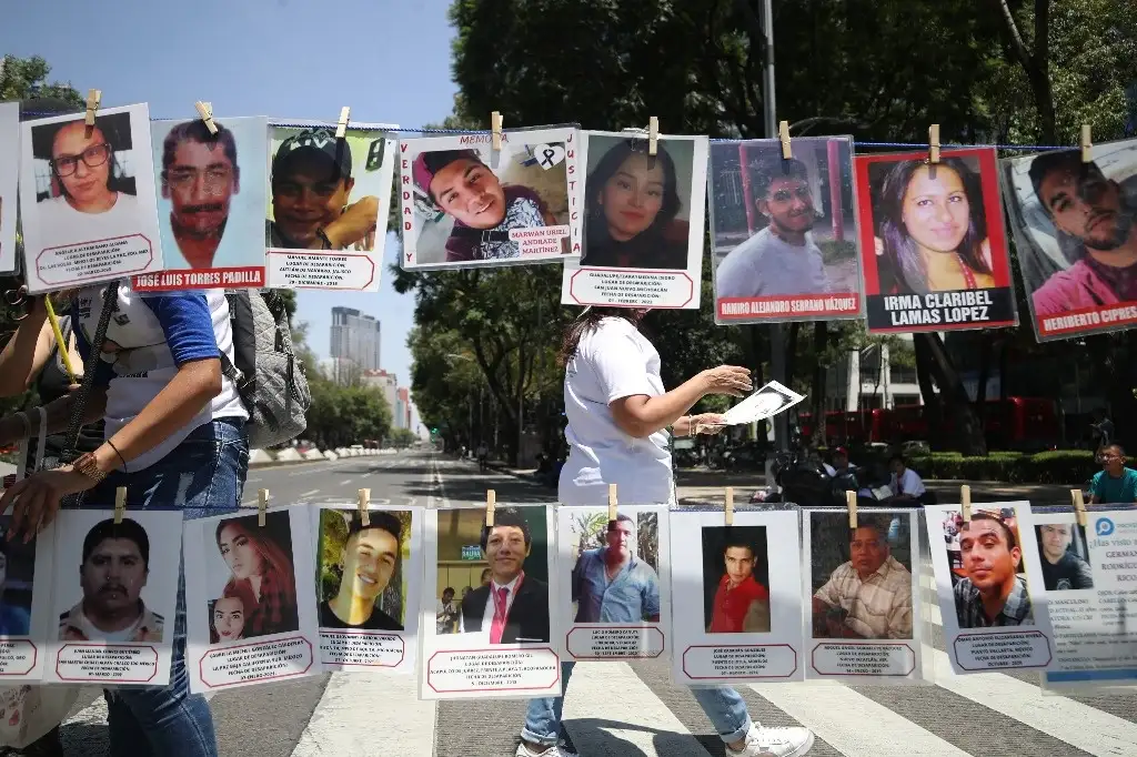 Integrantes de diversos colectivos colocan fotografías de sus familiares en la Glorieta de las y los desaparecidos, en el marco del Día Internacional de las Víctimas de Desaparición Forzada, en Paseo de la Reforma, Ciudad de México, el 30 de agosto de 2023. Foto Yazmín Ortega Cortés


