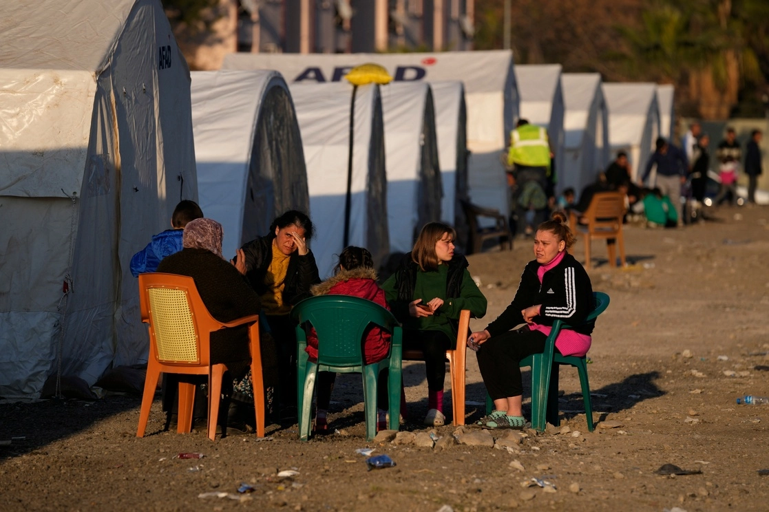 Tiendas de campaña en un campamento improvisado, en la ciudad de Iskenderun, en el sur de Turquía, tras el terremoto del 6 de febrero de 2023. Foto Ap