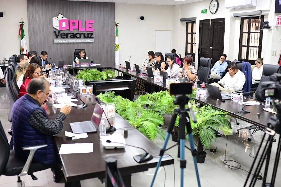  Consejeros del OPLE de Veracruz y representantes de partidos políticos, ayer, durante la Sesión Permanente de Vigilancia para el Desarrollo de los Cómputos Municipales. Foto