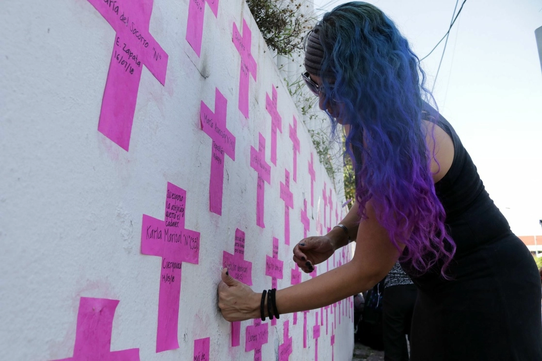 Integrantes del Observatorio Ciudadano Nacional de Feminicidio colocan cruces rosas con los nombres de mujeres víctimas del feminicidio en las paredes de la Fiscalía General de Morelos. Foto Cuartoscuro / Archivo