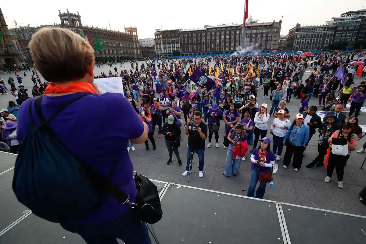 Feministas dan un discurso al llegar al Zócalo capitalino. Foto