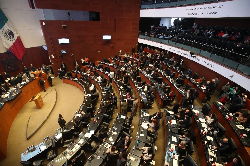En Notimex estudian tomar acciones legales para defender lo que por derecho les corresponde y buscar una equidad entre las liquidaciones que recibirán sindicalizados y el personal de confianza activo. En la imagen, la sesión del Senado en que se extinguió la agencia. Foto Yazmín Ortega Cortés 