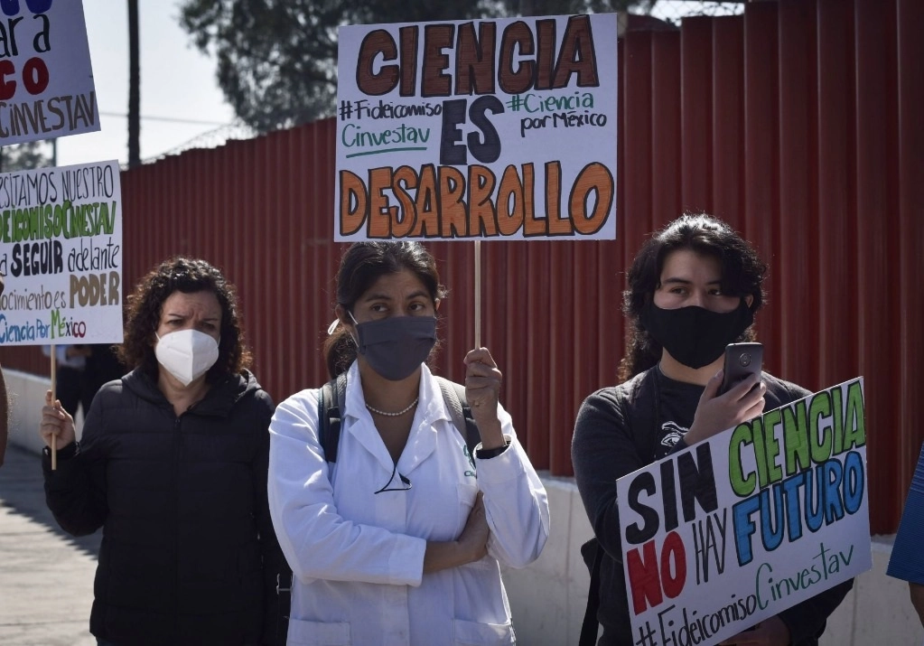 Estudiantes y docentes del Cinvestav del IPN se manifestan afuera de la Cámara de Diputados contra eliminación de fideicomisos, en la Ciudad de México. Foto Cuartoscuro 