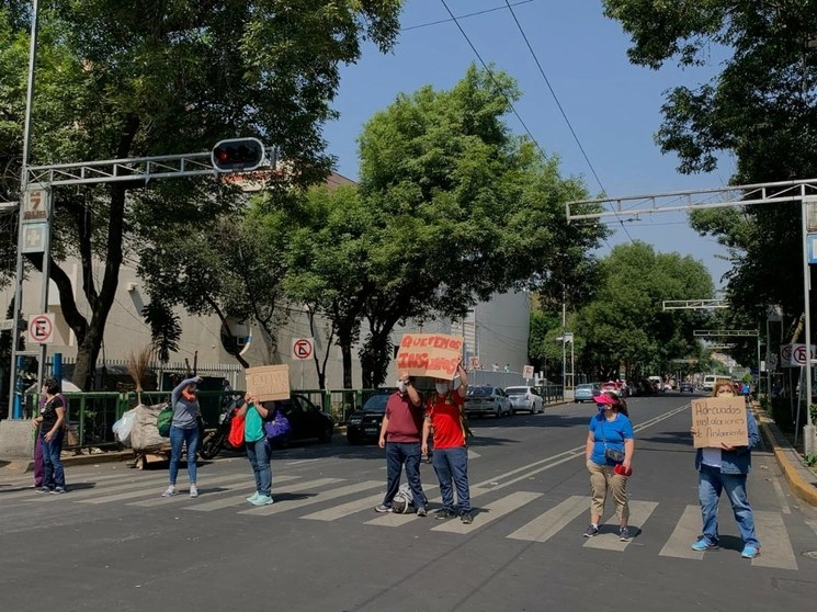 Doctores y trabajadores de la salud bloquean Municipio Libre, frente a la clínica del IMSS Parque de los Venados. Exigen insumos para trabajar  durante la contingencia sanitaria por el Covid-19, en la CDMX. Foto Alfredo Domínguez