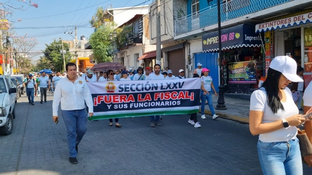 Trabajadores de la FGE de la Sección 07 del SUSPEG exigen la salida de mandos militares de la dependencia; señalan que la institución es de carácter civil, no castrense. Foto ‘La Jornada’