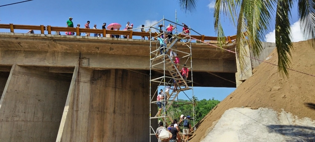 A unos metros del corte carretero, hacen sitio taxis colectivos para trasladar a usuarios, ya sea a Acapulco, o al Treinta y Xaltianguis. Fotos Héctor Briseño 
