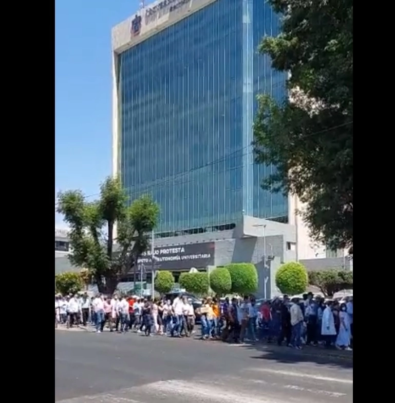 En dos días de regresar de vacaciones se han presentado cuatro tentativas de privación de la libertad y una agresión directa contra alumnas en los alrededores de los planteles. Foto @udg_oficial