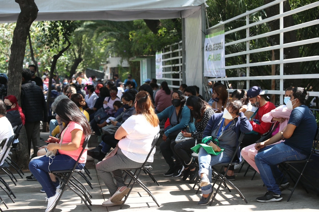El personal será vacunado en una de las 17 sedes dispuestas en la CDMX. Foto María Luisa Severiano/ archivo