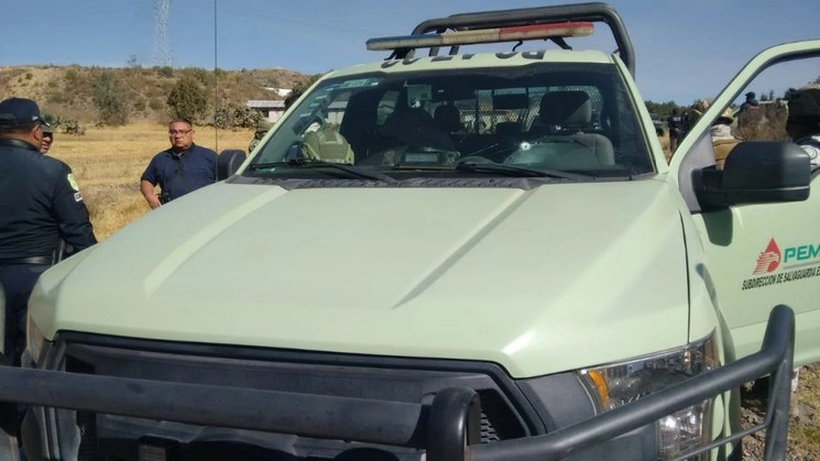 El vehículo de la petrolera muestra una de las marcas dejadas por los disparos en el parabrisas. Los presuntos delincuentes lograron huir. Foto ‘La Jornada’