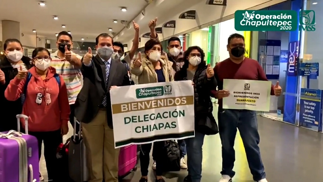 Personal de salud del estado de Chiapas a su llegada a la CDMX. Fotograma tomado del video emitido por el IMSS