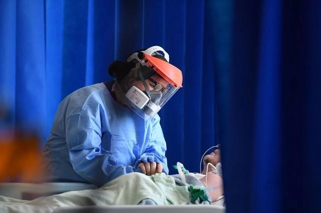 Un trabajador de la salud en la unidad de cuidados intensivos de un hospital en Cambridge, Inglaterra. Foto Afp