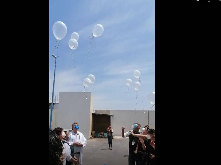 Familiares rindieron homenaje a un médico que falleció de Covid-19 tras atender a la primera paciente del virus en Nayarit. Foto La Jornada