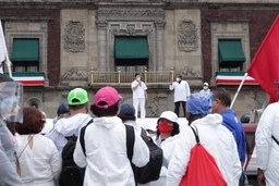 Protesta de personal de salud frente a Palacio Nacional, en septiembre de 2020. Foto Roberto García Ortiz