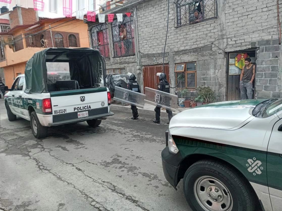 Policías de la Secretaría de Seguridad Ciudadana acompañaron a personal de Medio Ambiente que realizó un desalojo de suelo de conservación en la alcaldía Tláhuac. Foto 'La Jornada'