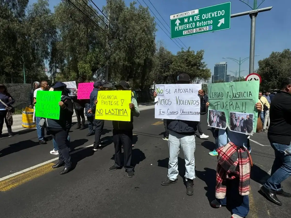 Personal de vigilancia de la UNAM bloquea carriles centrales de Insurgentes, a la altura de Rectoría. 